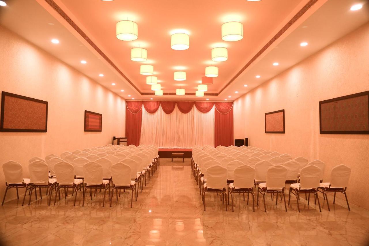 Celebrity Resort - Near Isha Yoga Alāndurai エクステリア 写真